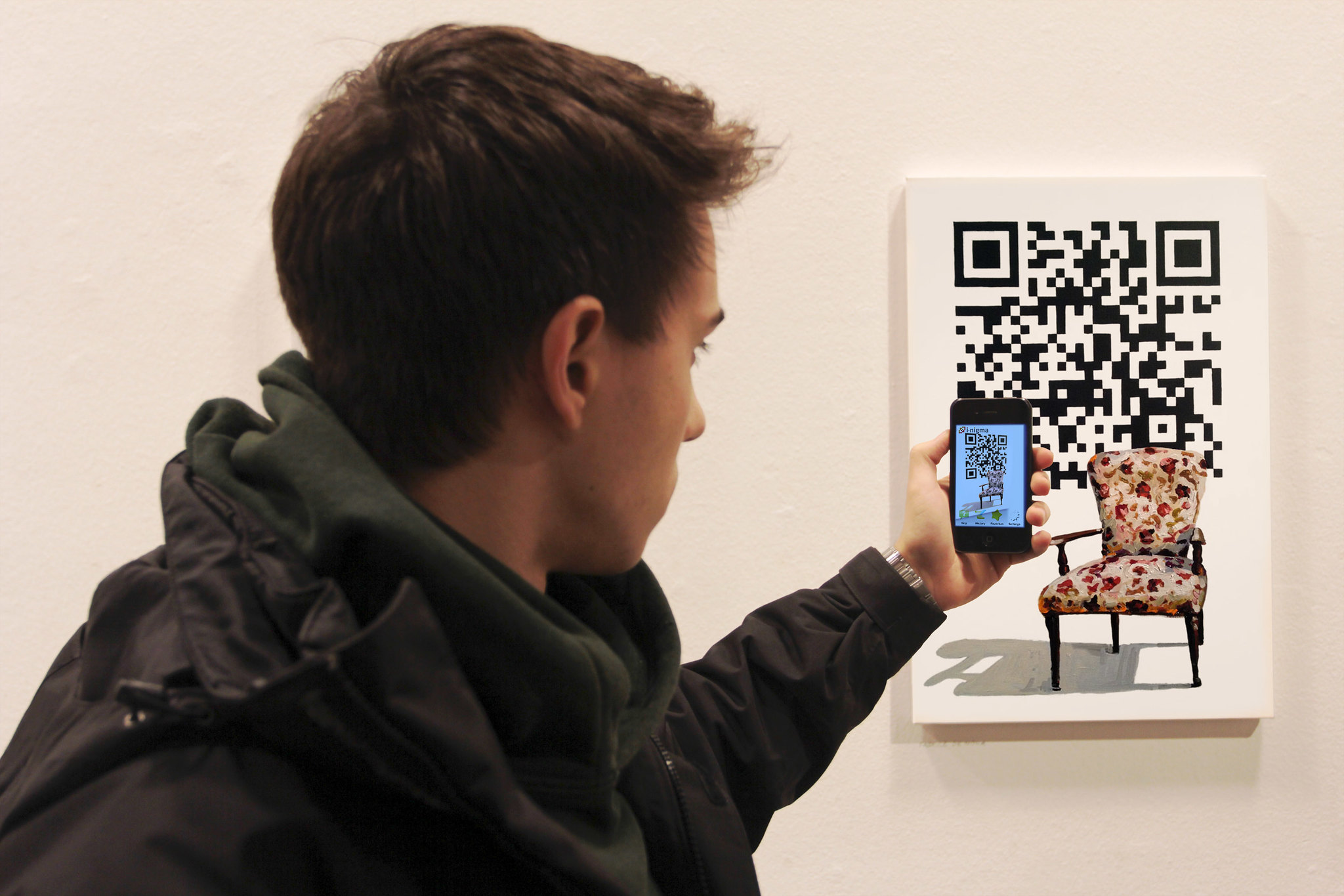 Преобразовать ссылку в куар. QR коды. QR коды в музеях. Креативный QR код. Человек сканирует QR код.